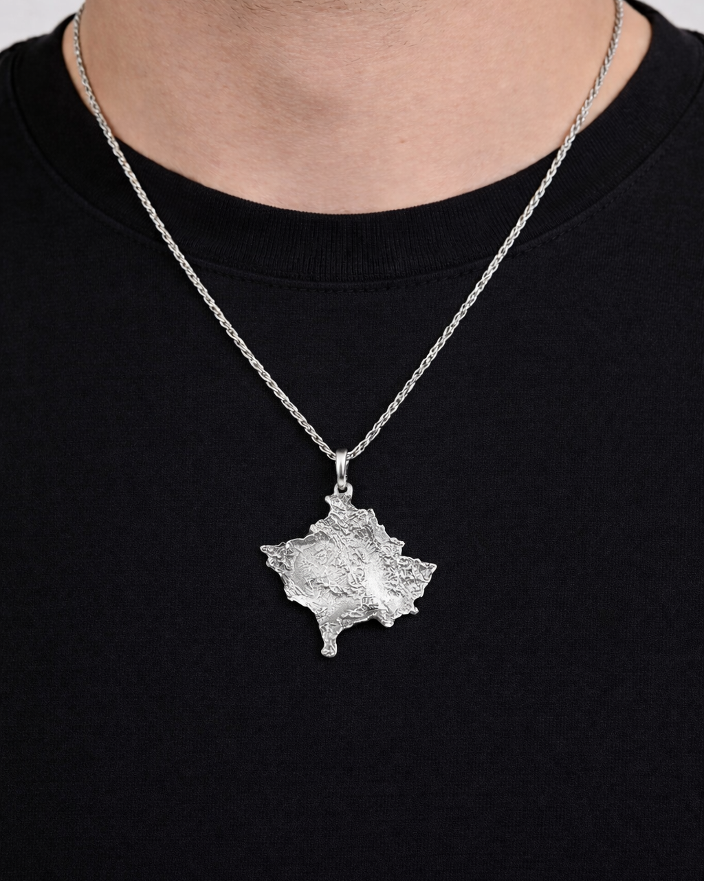 Pendentif Kosovo porté