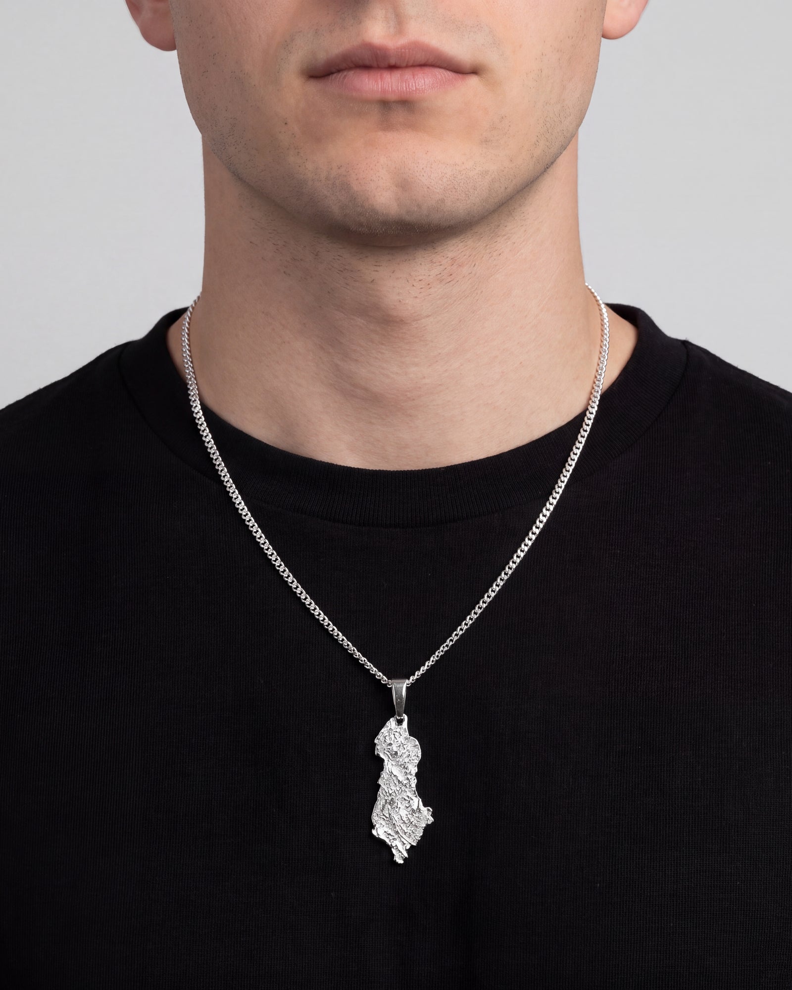 Pendentif Albanie porté