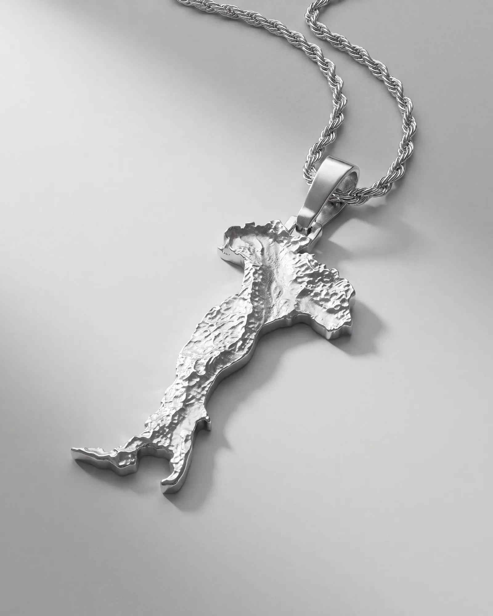 Gros plan du relief du pendentif Italie